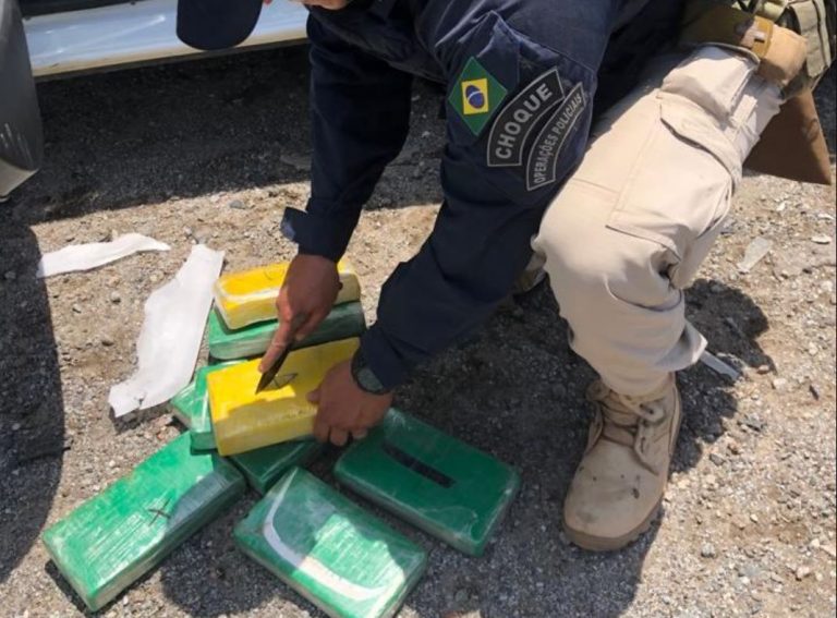 PRF e PM apreendem mais de R$ 2,8 milhões em cocaína na BR-101 em Palhoça