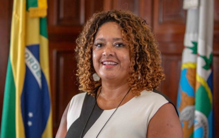 Deputada do PCdoB fala em “pegar em armas contra os fascistas”
