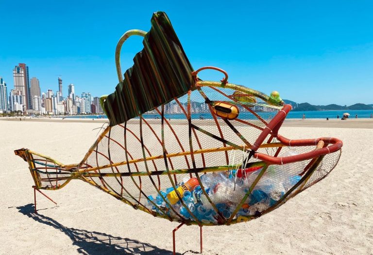 Parque Unipraias expõe esculturas com materiais reciclados