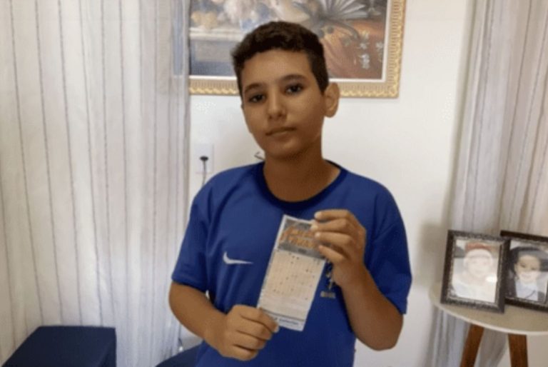 Menino de 11 anos acerta dezenas da Mega da Virada no bilhete, mas mãe não faz o jogo