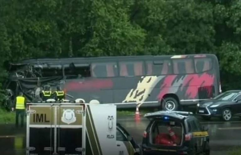 Ônibus fretado de Brusque se envolve em acidente grave no Paraná