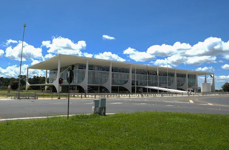 Lula veta R$ 4 bilhões para pesquisa e obras em universidades