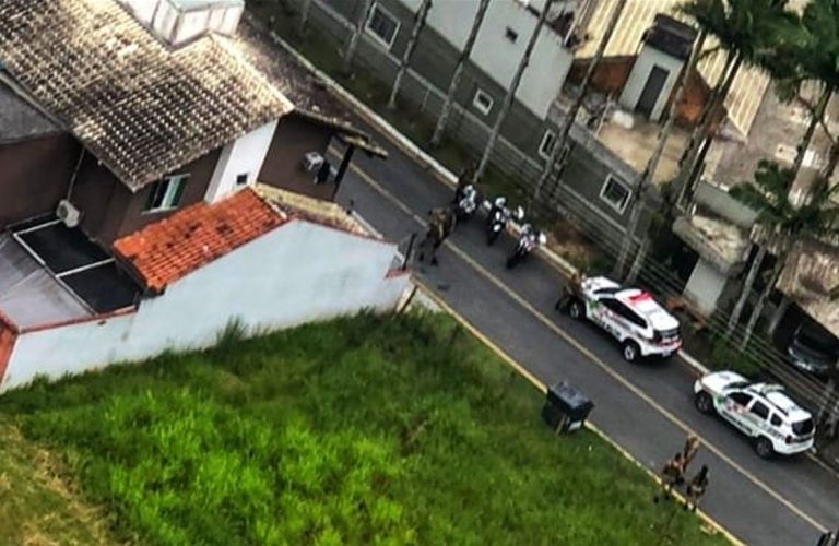 Youtuber de BC é preso após simular assalto em gravação e mobilizar polícia