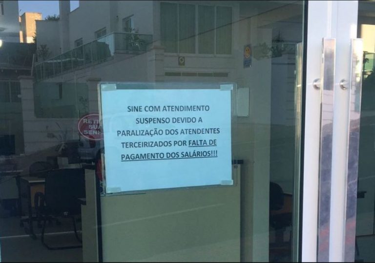 Sem salário, funcionários do SINE deflagram Greve em Balneário Camboriú e cidades de SC