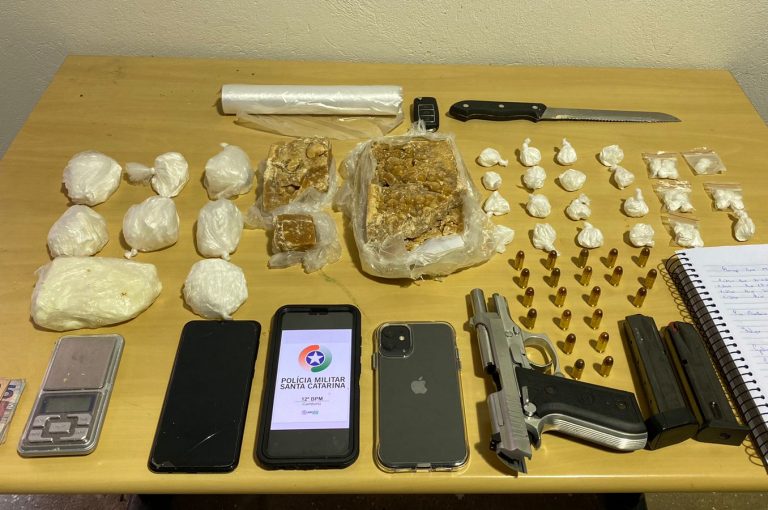 PM prende dois e apreende drogas e arma em Camboriú
