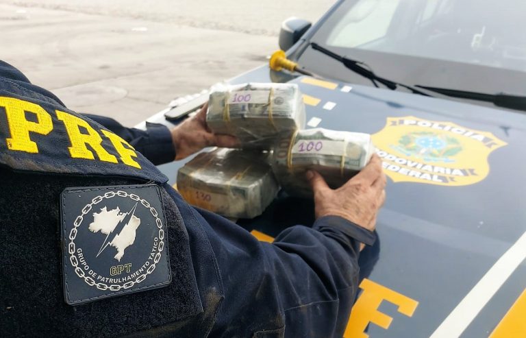 PRF encontra 330 mil dólares em fundo falso de picape