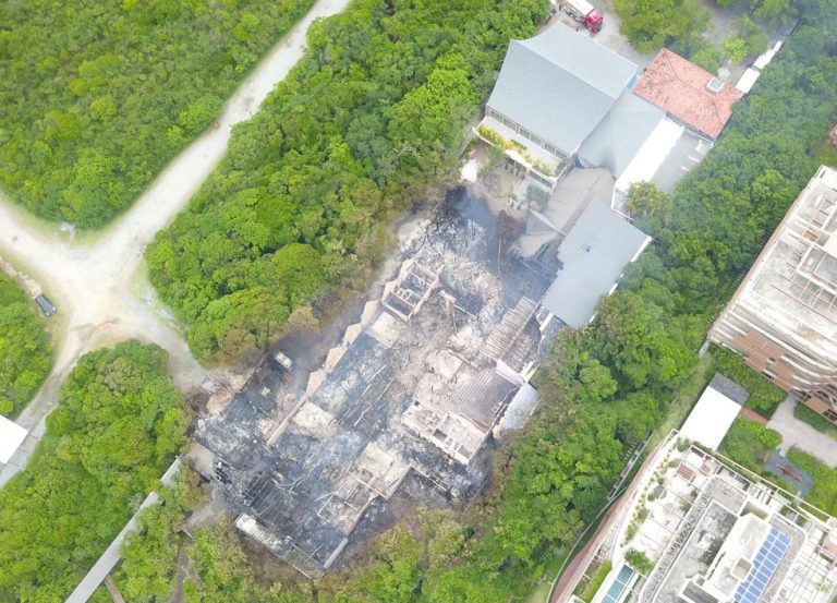 Warung se manifesta após incêndio que destruiu clube