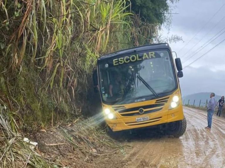 Ônibus escolar tomba com alunos no interior de Camboriú