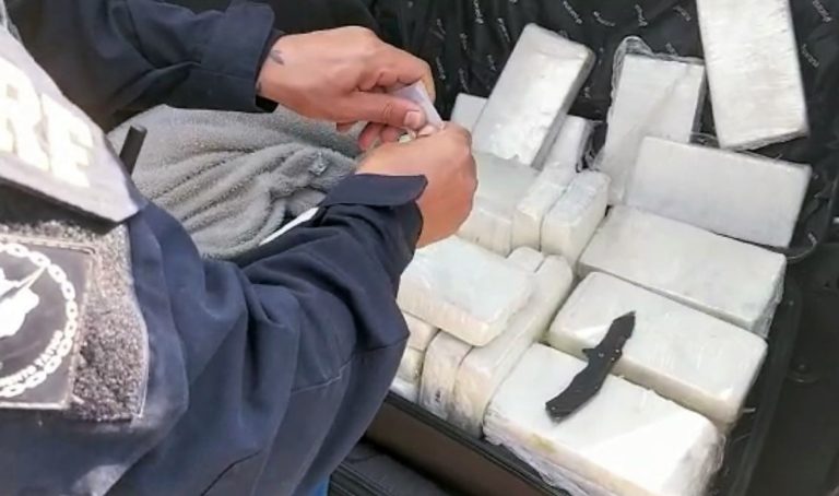 PRF apreende carga milionária de cocaína em Itapema
