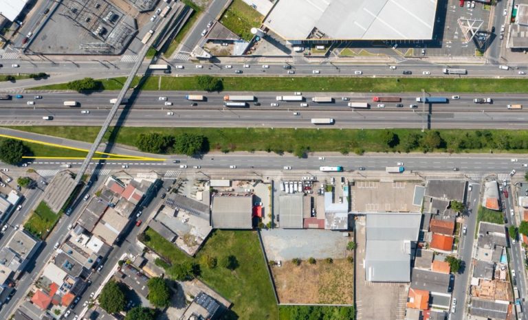 Vereadora faz indicação para criação de terceira faixa na Marginal Oeste