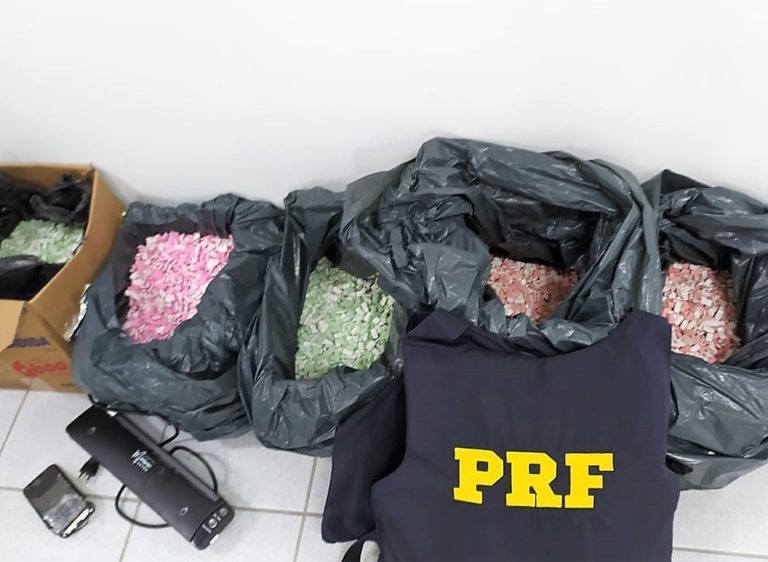 Carro de luxo é flagrado transportando 37 mil comprimidos de ecstasy