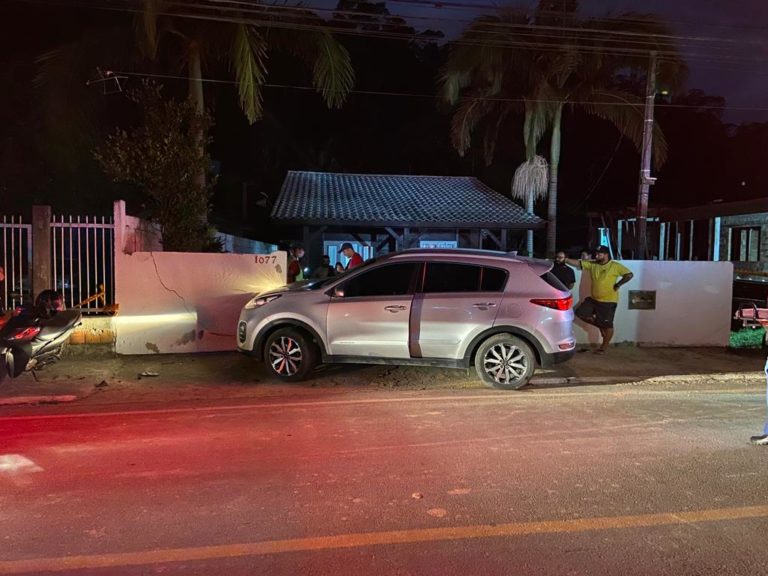 Motorista perde controle e atropela três crianças no Rio Pequeno