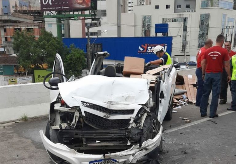 Motorista sobrevive a gravíssimo acidente na BR-101 em Itapema
