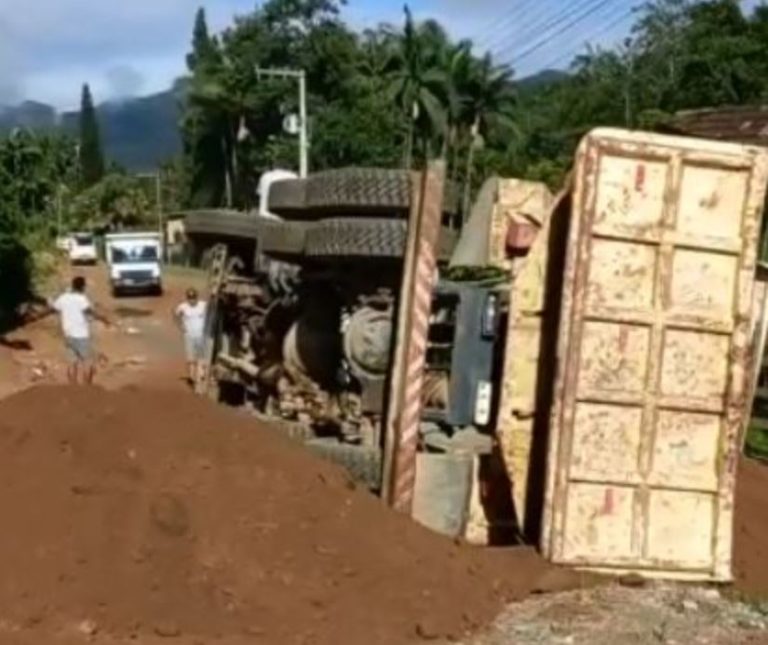 Caçamba da prefeitura tomba no interior de Camboriú