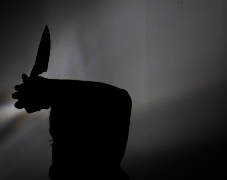 Mulher vai a bar, receber convite para usar drogas e acaba esfaqueada em Itapema
