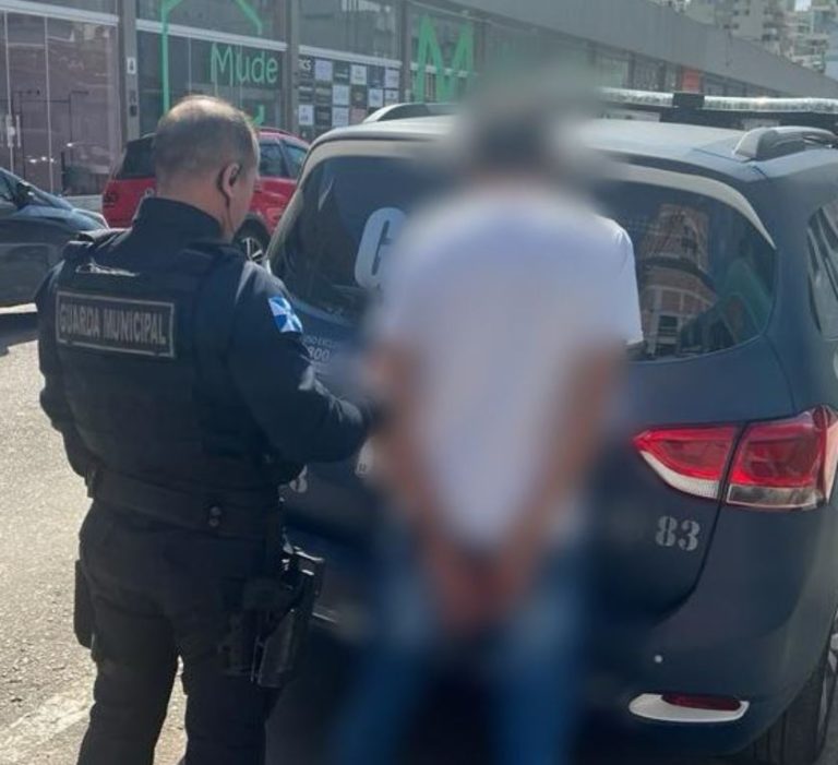 Homem bate na mãe de 73 anos e é preso pela GM