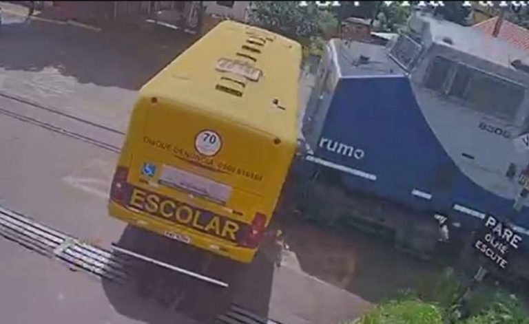 VÍDEO: Acidente entre ônibus escolar e trem deixa duas crianças mortas