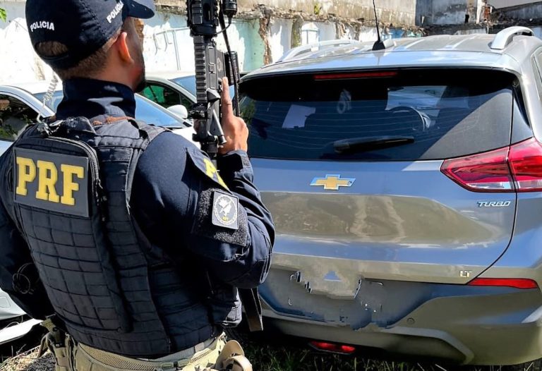 Carro furtado no Paraná é recuperado na BR-101 em BC