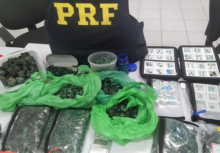 9,8 kg de pedras semelhantes a esmeraldas e sem procedência foram localizadas pela PRF