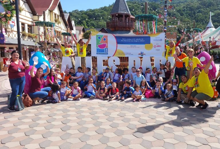 Crianças participam do Dia Nacional da Alegria no Alles Park