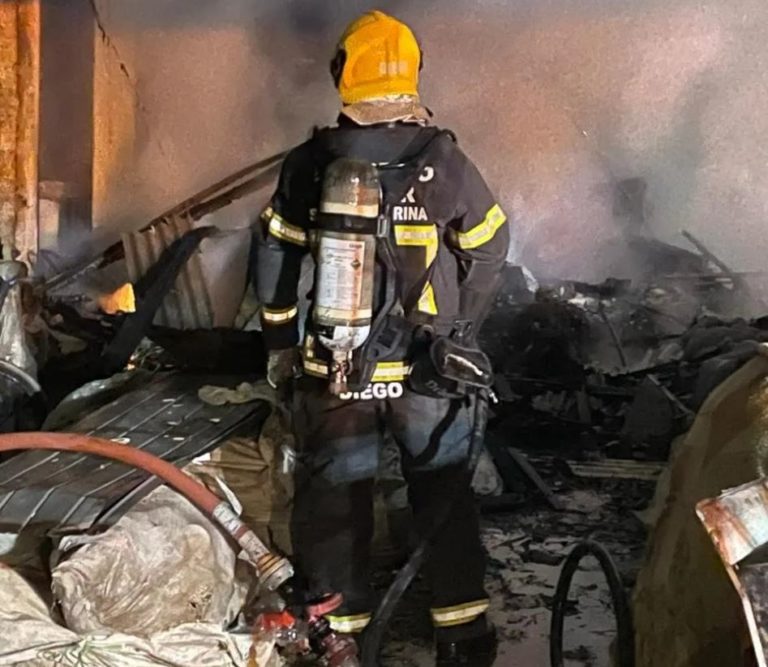 Casa pega fogo e casal de idosos morrem carbonizados em Navegantes