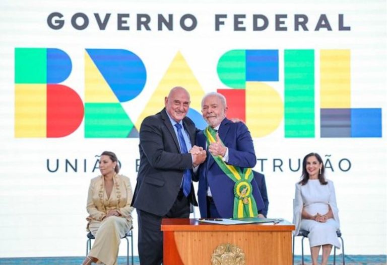 Ministro do GSI pede demissão após imagens em que aparece no Planalto durante invasão