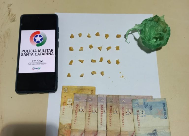 Mulher de 19 anos é presa pelo crime de tráfico de drogas na Rua Canelinha