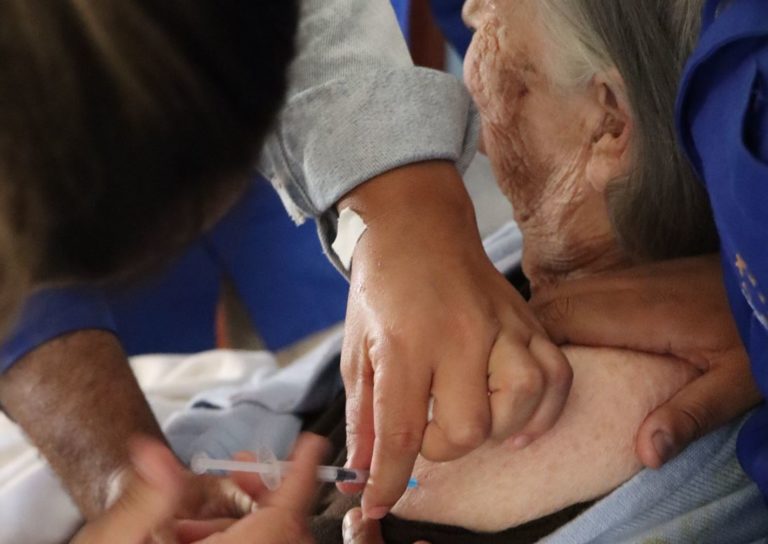 Vacinas contra a Covid e Influenza serão aplicadas na Secretaria da Pessoa Idosa nesta sexta-feira