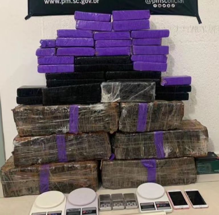 Dois casais são presos com quase 90kg de maconha em Itapema
