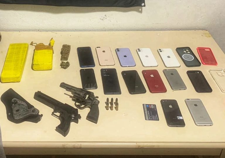 PM prende três autores de assalto em loja de celulares