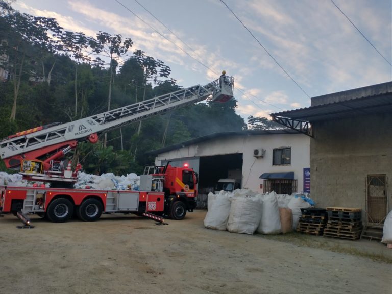 Incêndio em empresa de plásticos movimenta Corpo de Bombeiros em Camboriú