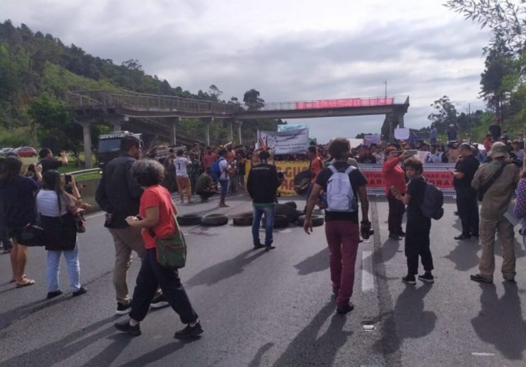 Indígenas bloqueiam rodovias em Santa Catarina