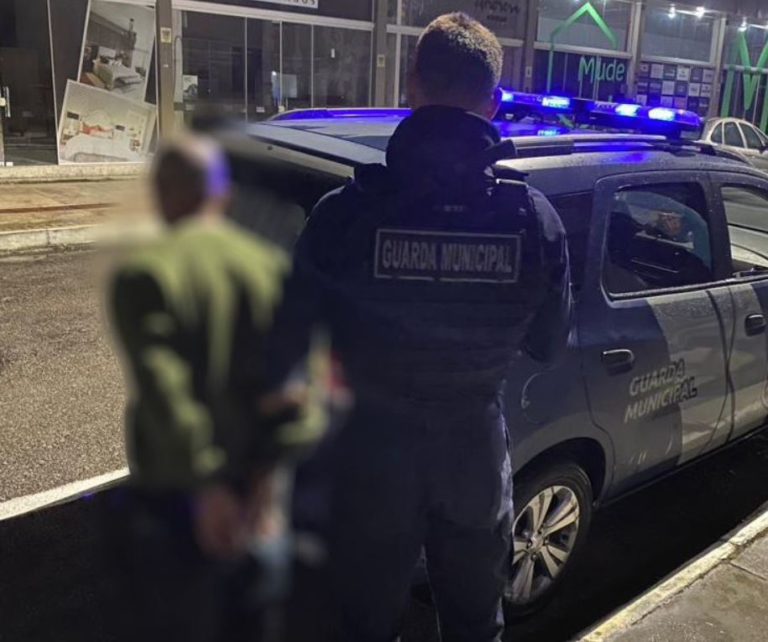 Homem é flagrado roubando bicicleta e ameaça testemunha