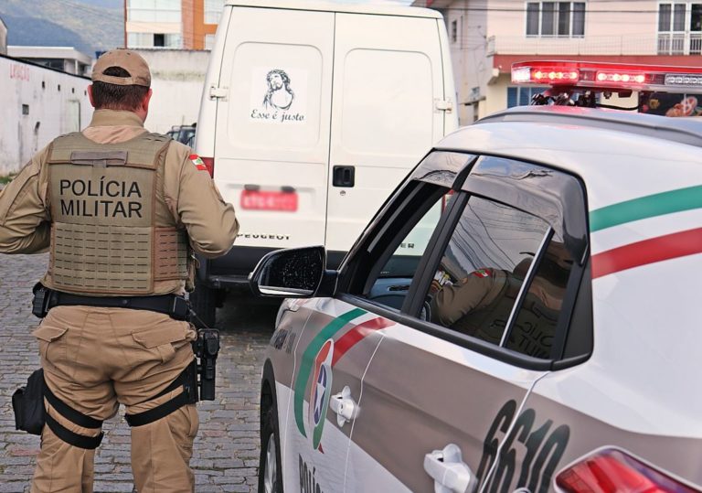 PM prende criminoso logo após roubar camionete em Camboriú