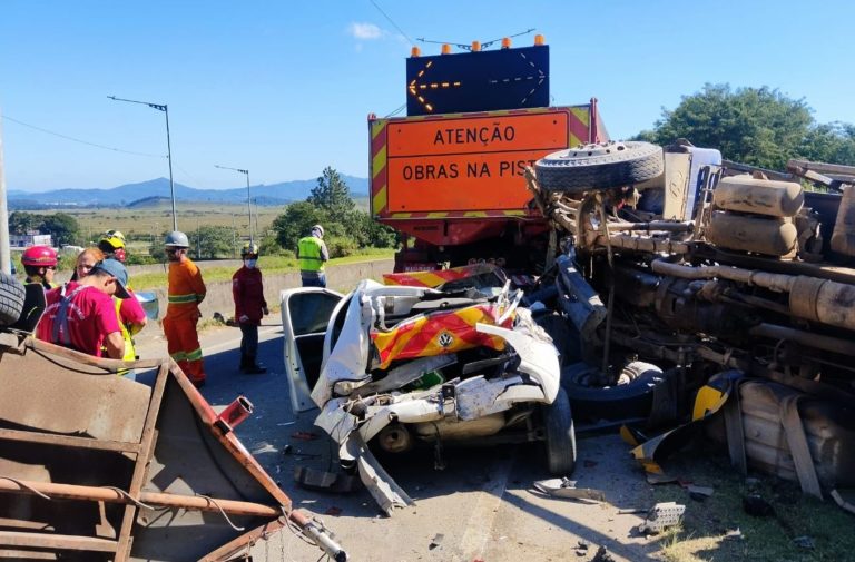 Caminhão arrasta cinco veículos e motorista acaba preso na Transbeto