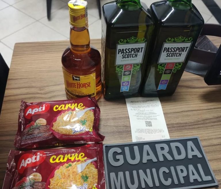 Homem é preso roubando whisky e miojo em supermercado