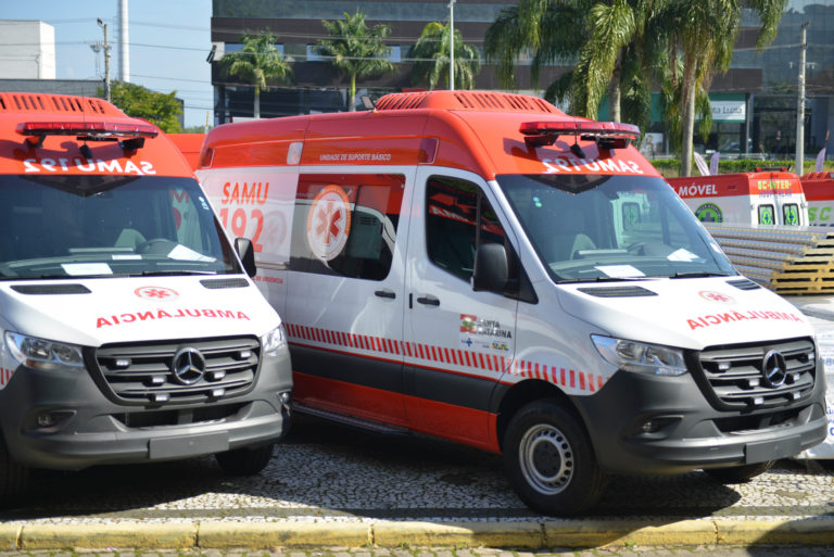 Governo de SC entrega novas ambulâncias para o SAMU