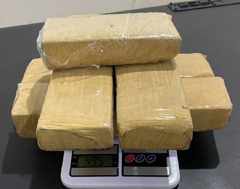 PM prende dois homens com 5 kg de maconha cada um em Camboriú