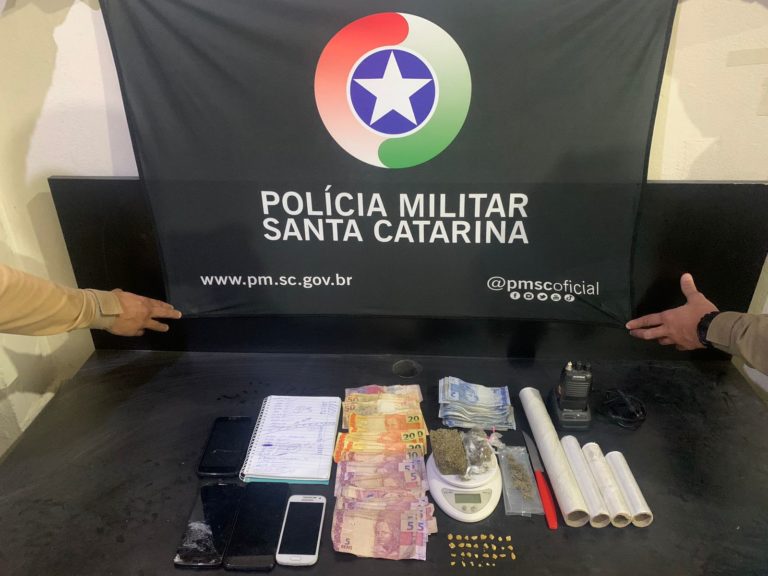 Homem é preso por tráfico de drogas na Rua Corupá