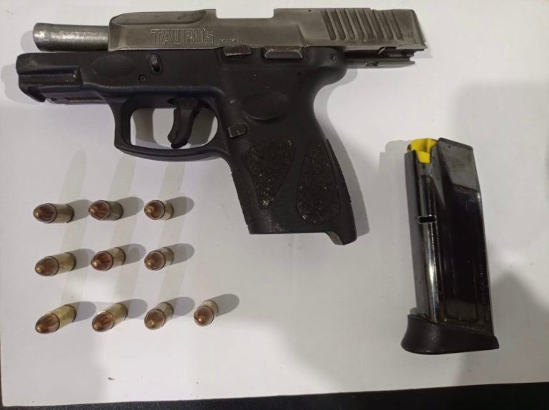Mulher é presa por posse ilegal de arma em Camboriú