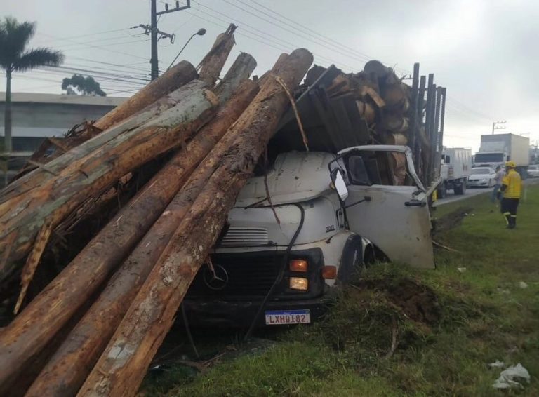 Motorista morre esmagado após carga deslocar de caminhão