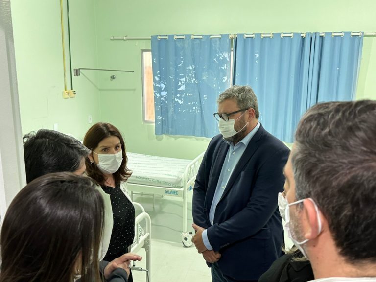 Carmem Zanotto visita estrutura do Hospital Cirúrgico de Camboriú