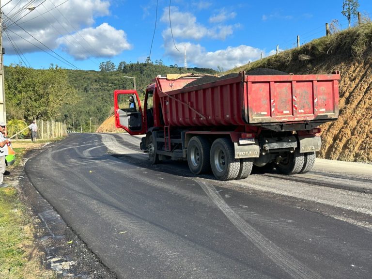 Atenção Motoristas: Estrada Geral do Braço está recebendo pavimentação asfáltica