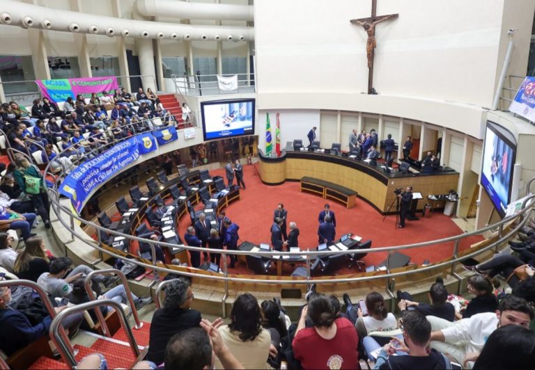 Universidade Gratuita é aprovado na Alesc. Projeto segue para sanção do governador