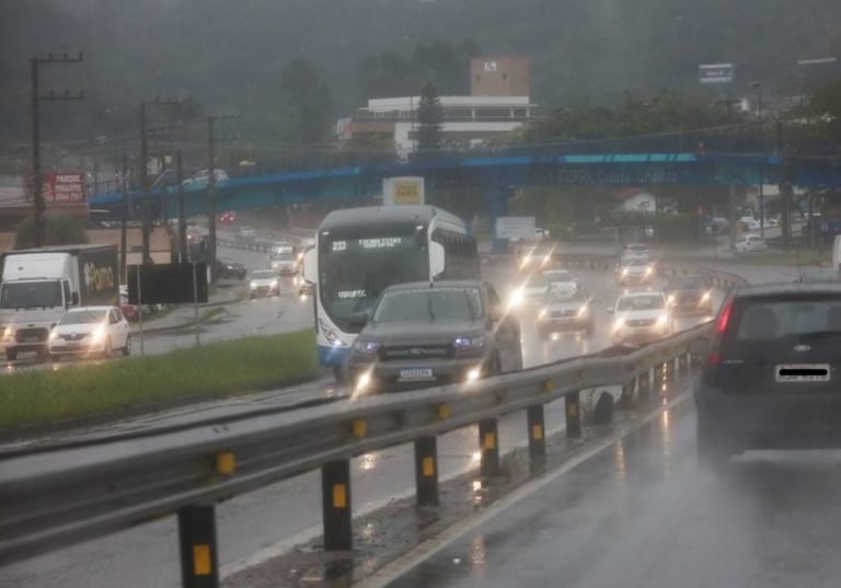 BR-101 tem trechos interditados em Santa Catarina