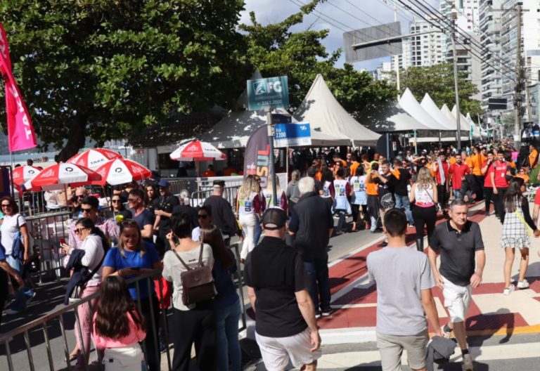 Festa dos Amigos movimentou Av. Atlântica no fim de semana