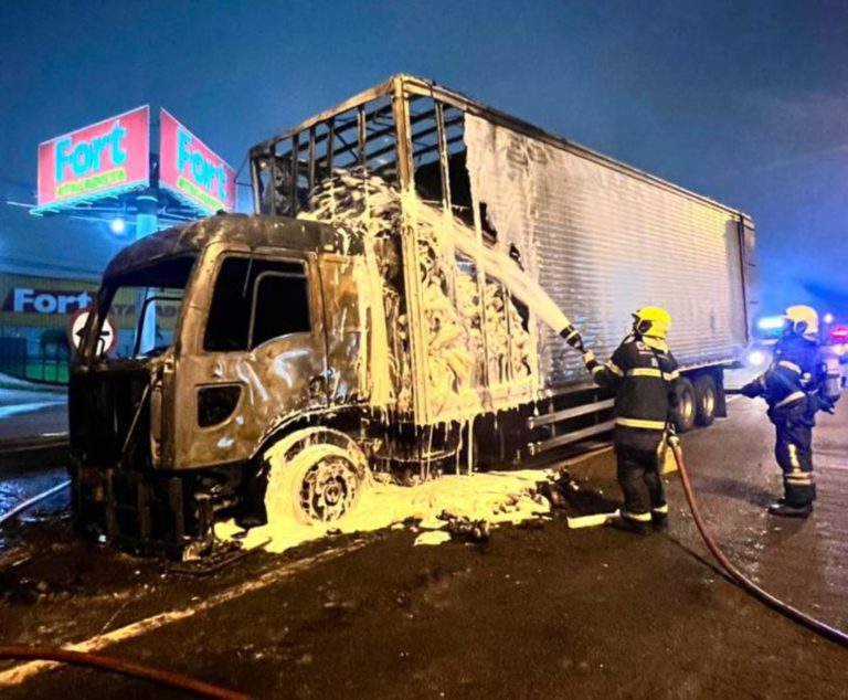 Caminhão carregado com 5 toneladas de copos plásticos pega fogo em BC