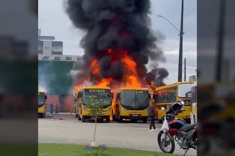 Incêndio atinge ônibus escolares em São João Batista