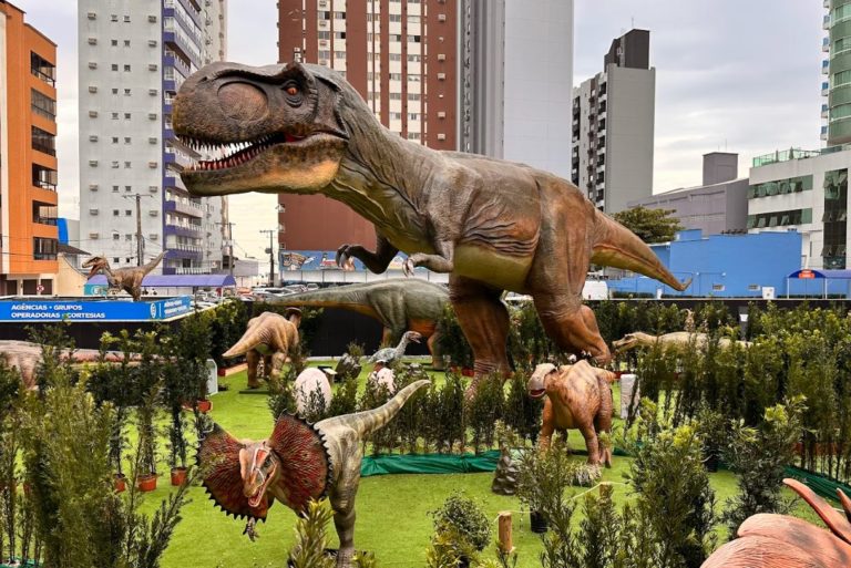 Aventura Jurássica apresenta ‘spoiler’ da atração com mais de 40 dinossauros a partir de sábado (08)