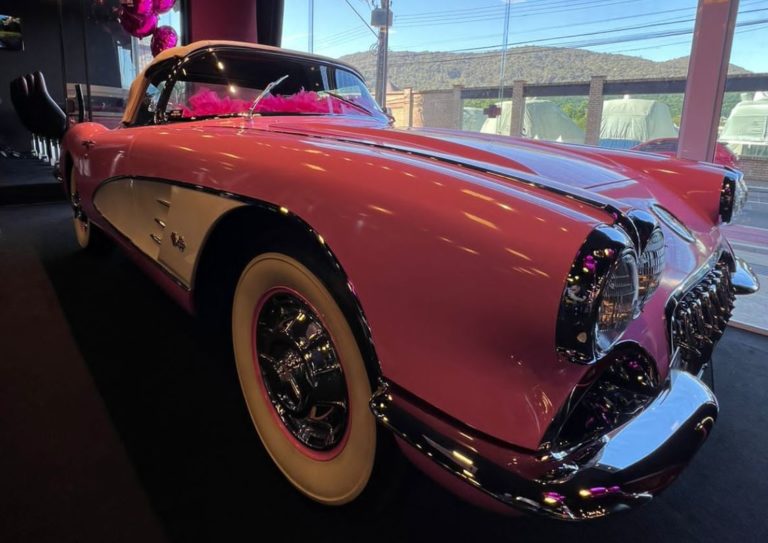 Corvette da Barbie está em exposição no Classic Car Show em Balneário Camboriú